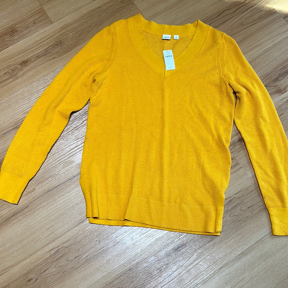 NWT women’s gap sweater size small